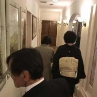 控室から出た親族達
