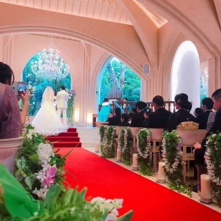 自然光が差しこむチャペル会場