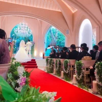自然光が差しこむチャペル会場