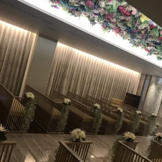 バージンロードのちょうど真上ににお花がぎっしり