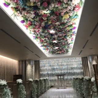 天井にカラフルなフラワー