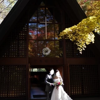 紅葉がチャペルの窓に綺麗に映ります！