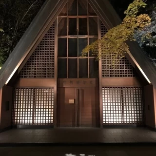 夜はライトアップして、何度訪れてもステキなチャペル