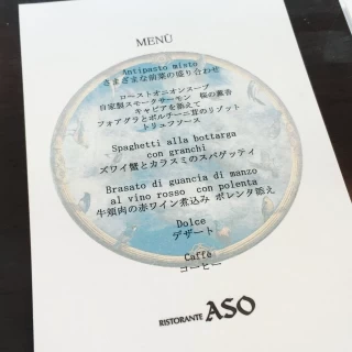 背景にお店のシンボルをあしらったメニュー表