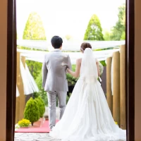 ドアの向こうの背景になるガーデンまで絵になる♩