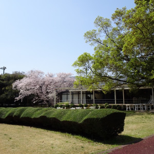 披露宴会場外観とお庭|513373さんのTHE GRASS HOUSE 桜の杜（ザ グラスハウス 桜の杜）の写真(683195)