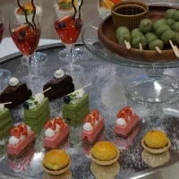 おだんごも！赤いゼリーにささっているチョコはラズベリー味