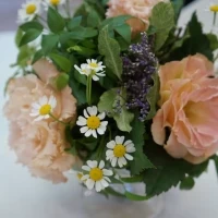 テーブルに置いた装花3つのうちのひとつ