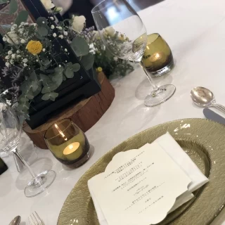 テーブル装飾と料理のメニュー