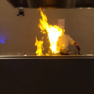 中座の時のフランベ。
ガラス越しに見えるようになっています