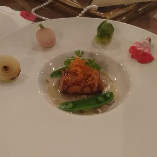 魚のパイ包みは美味しかったが、周りの食材がよく分からなかった