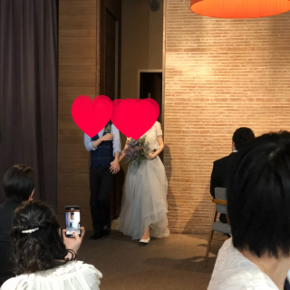 入場は狭い入り口から。柱の関係で新婦側の席からしか見えません