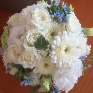 素敵な生の花束です。