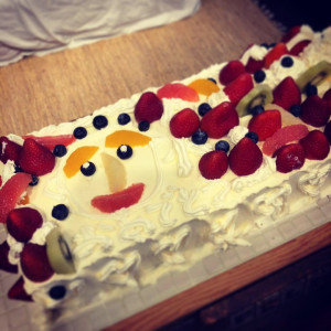 真っ白のウェディング ケーキをゲストがデコレーション♡|514026さんのFelicia（フェリシア）の写真(684173)