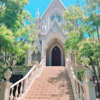 大階段でフラワーシャワーができます