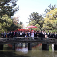 太鼓橋を背景に結婚式にご参列頂いたゲスとと共に記念写真♪