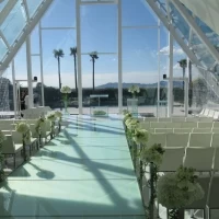 太陽光差し込む挙式会場。