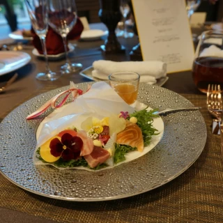 ブーケ仕立ての前菜。