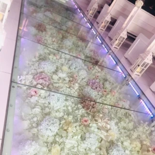 チャペルの床がとても可愛いです。
全体的に白いチャペル。