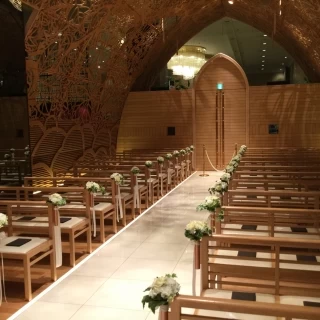 列席者の席はベンチタイプの椅子です。