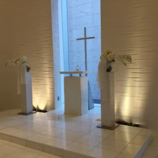新郎新婦の立つ場所は、少しだけ高くなっています。