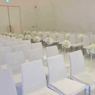 列席者の席は、椅子がひとつずつあるタイプです。