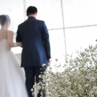 光が差し込み明るいチャペル