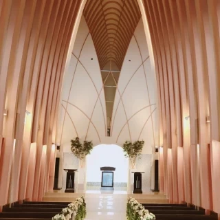 天井がとても高いチャペルです