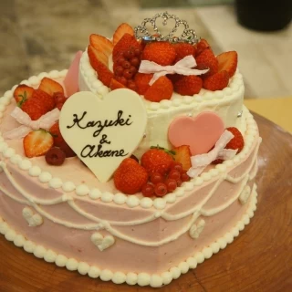 ウェデングケーキはティアラの乗った
ケーキを選びました