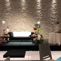 新郎新婦とゲストの距離感を近くする目的でソファにしました。