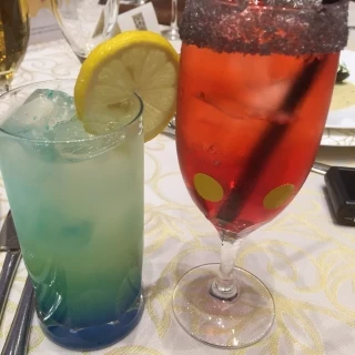 オリジナルカクテルで自分たちで思い出をカクテルに出来る。