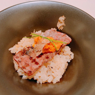 トリュフの炊き込みご飯
牛ロースを添えて