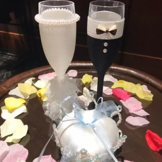 手作りのリングピローやグラスドレスを飾りました。