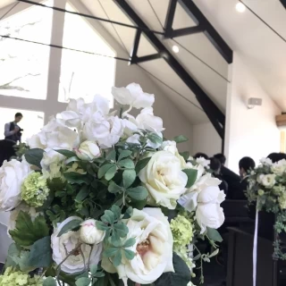 バージンロード横の生花