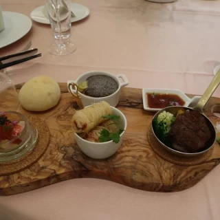 お料理の試食、見た目も味も込んでいて美味しかったです。