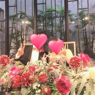 バックの大きな窓と、リクエスト通りの装花がお気に入り