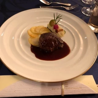 披露宴中の料理。
