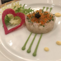 鯛のタルタルです。ハートに切った野菜が結婚式っぽいです。