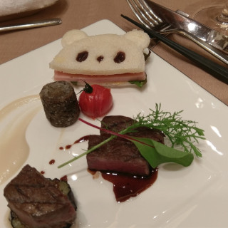 肉料理とパンダサンドイッチ