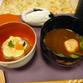 あんかけのかかった食べやすいお赤飯と赤だし