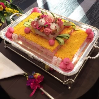 新郎家で作っているお米を使った寿司ケーキ