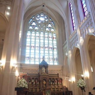 大聖堂。天井も高くステンレスガラスがとても綺麗でした。