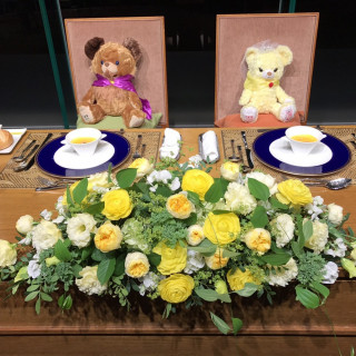 ゲストテーブルとは色を分けたメインテーブルの装花。