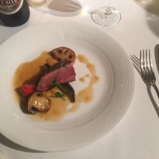メインのお肉料理です。私たちは鴨のお肉を選びました。
