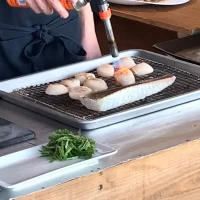 カクテルパーティーの炙りビュッフェの演出です。