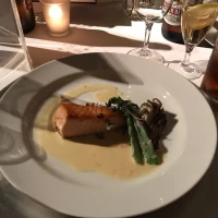 お魚料理の写真です。私たちはサーモンを選びました。