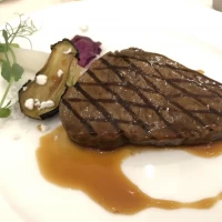 お肉料理です。