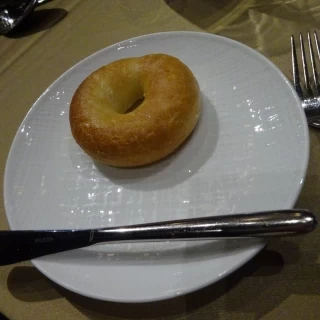 パン3種のうちの1つ。ベーグルっぽい