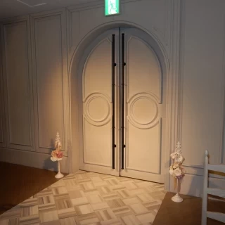 こちらの扉から入場します。