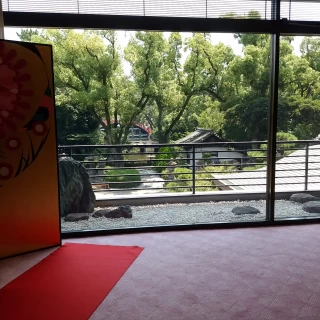 窓から見える太鼓橋と境内の緑が美しい。